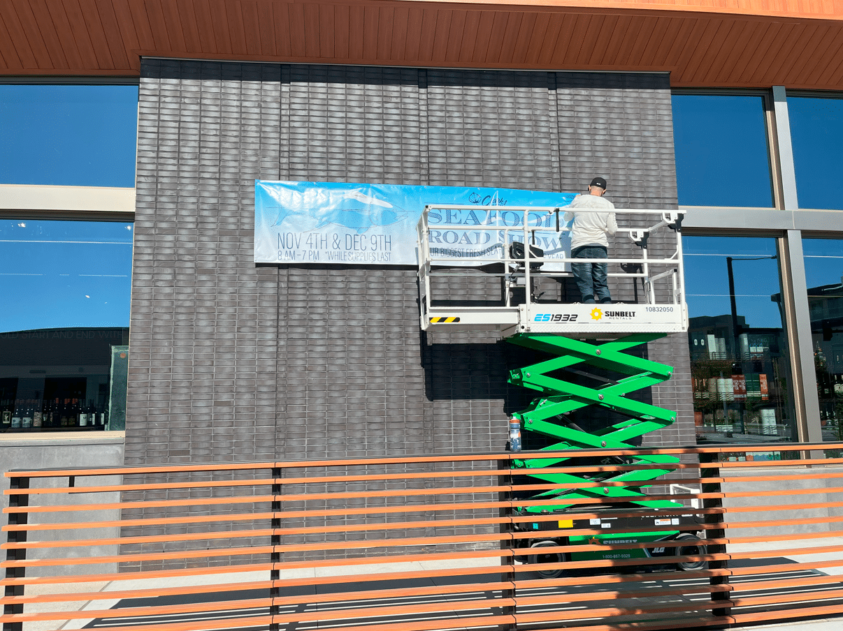 Step-by-step guide graphic for installing outdoor signs, illustrating mounting process, hardware, and tools.